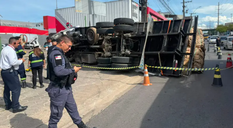 Urgente : carreta tomba na Autaz Mirim e causa transtorno no trânsito