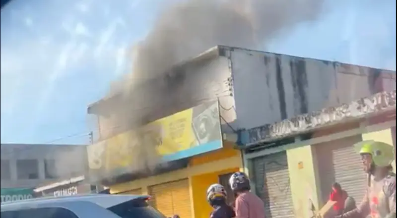 Agora: casa pega fogo na Avenida Noel Nutels, na Cidade Nova Agora: casa pega fogo na Avenida Noel Nutels, na Cidade Nova
