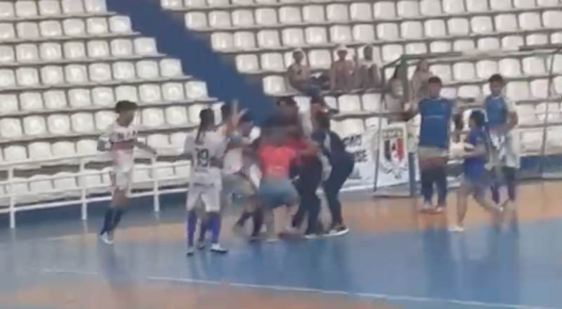 ‘Cenas lamentáveis’: P4ncadaria marca fim de jogo e árbitros são agr3didos no Amazonense Sub-20 de Futsal; veja vídeo