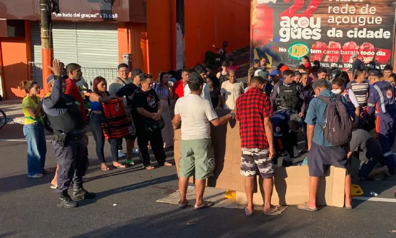Urgente: passageira de motoqueiro de app fica gravemente ferida em acidente no T1, em Manaus