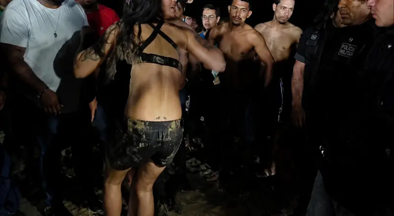 Casal pula no Rio Negro para escapar de ataque a t1ros durante festa em lancha em Manaus