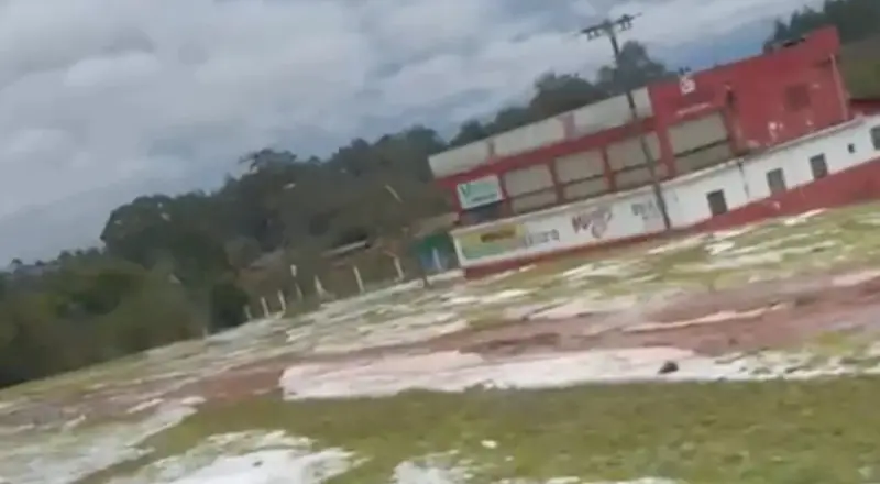 Temporal com granizo deixa 400 desabrigados e provoca estragos em Porto Alegre, veja vídeo