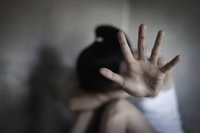 Populares amarram e espancam homem acusado de estupro de vulnerável no bairro Cidade de Deus