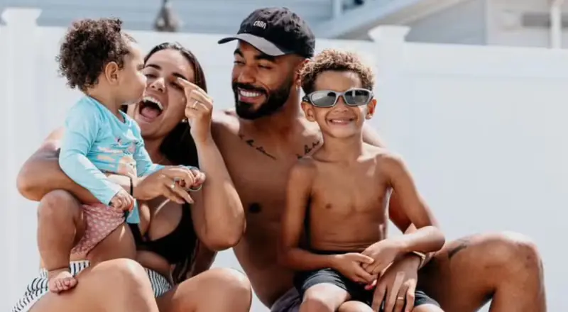 Matheus Cunha relaxa com a família antes de encarar a Noruega nas oitavas