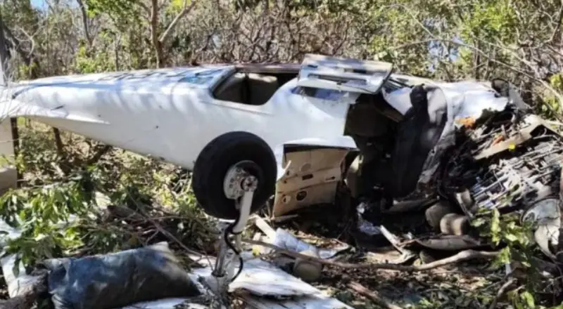 Tragédia no ar: avião cai segundos após decolar e deixa dois mortos