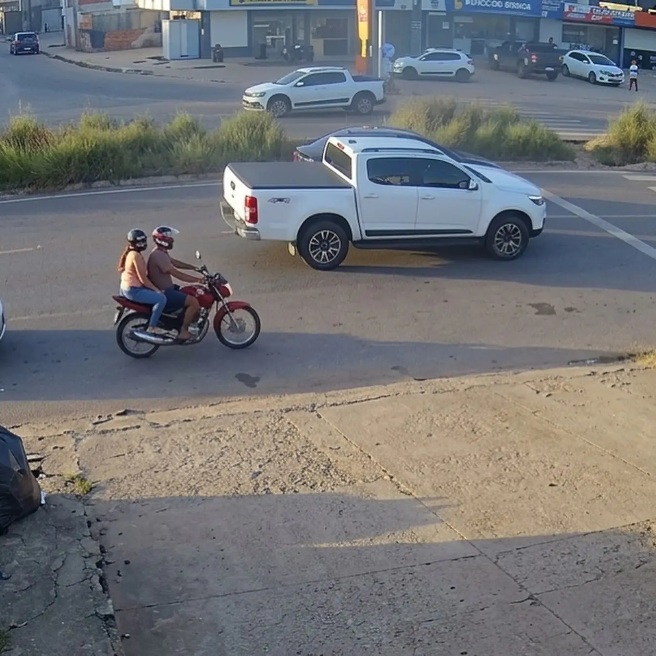 Grave acidente: Dupla é arremessada de moto e ficam feredias após colisão com carro na AM-070