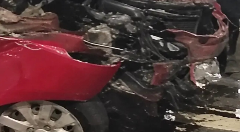 Carro atinge meio-fio e fica destruído na Avenida das Torres, em Manaus