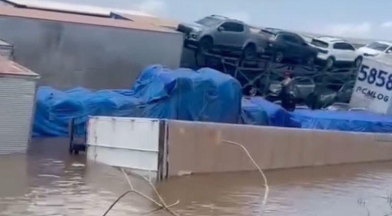 Balsa perde estabilidade, aderna no Rio Amazonas e ameaça afundar veículos em Parintins; vídeo