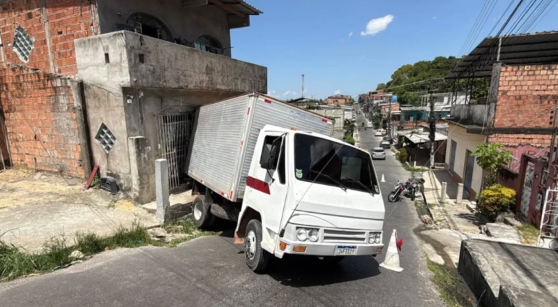 Mini-caminhão desce ladeira desgovernado, atinge casa e deixa adolescente em estado delicado