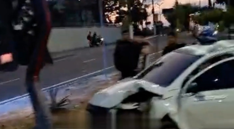 Carro fica com a frente destruída após bater em visor na Avenida São Jorge, em Manaus; veja vídeo