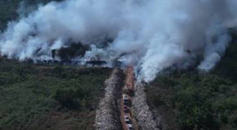 Situação fora de controle! Lixão de Iranduba sofre com mais um incêndio, fumaça tóxica e risco à mata