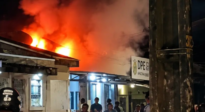 Incêndio avassalador destrói residência e faz vizinhos correrem contra o tempo