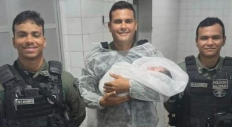 Cena de filme: Gestante entra em trabalho de parto e dá à luz na calçada com ajuda de policiais
