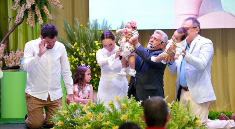 Renato Júnior e Symonne Magalhães apresentam filhos gêmeos pela primeira vez em cerimônia religiosa; veja vídeo