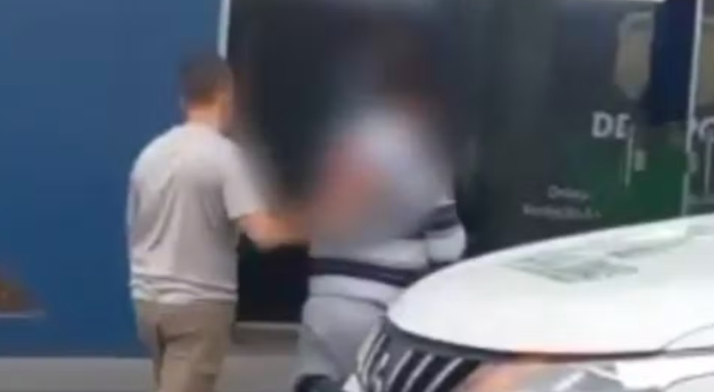 Motorista de transporte escolar é levado pela polícia por suspeita de se envolver com criança em Manaus