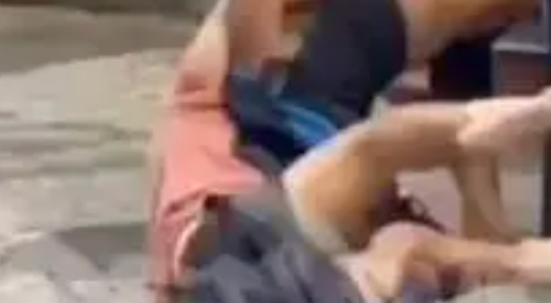 Peladão ao vivo! Briga entre homens no meio da rua termina com um deles sem roupa em plena luz do dia; veja vídeo