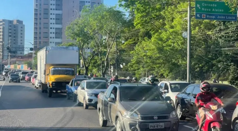 Pane em carreta trava trânsito na Avenida Efigênio Salles e causa congestionamento em Manaus