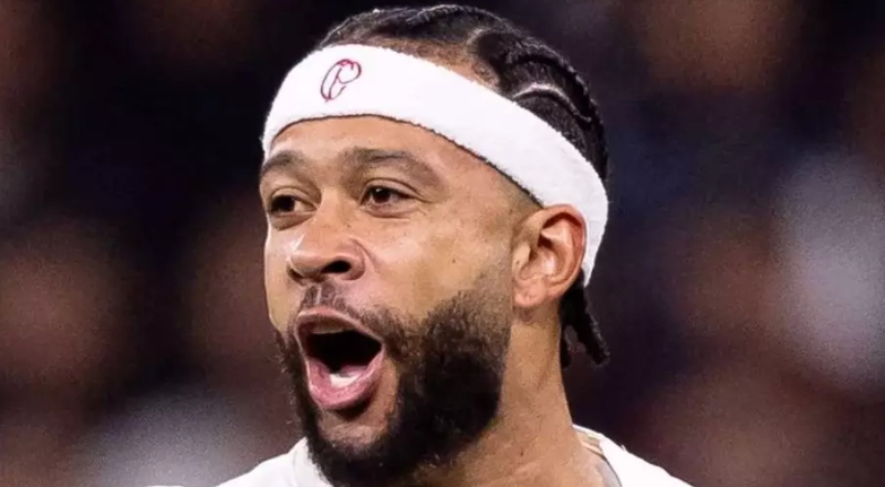 Renovado! Corinthians aprova Memphis Depay por mais dois anos após redução nos valores