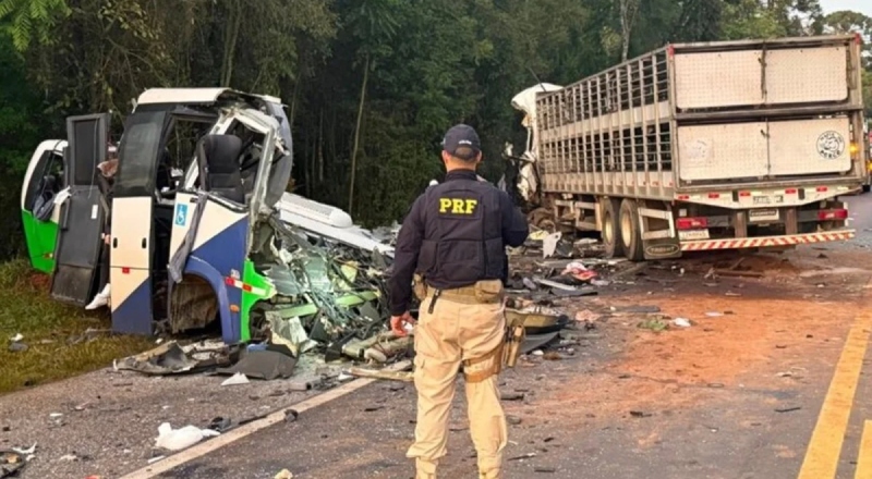 23 mortos: Acidente entre micro-ônibus e carreta na BR-373 é o mais grave no Paraná desde 2021; veja vídeo