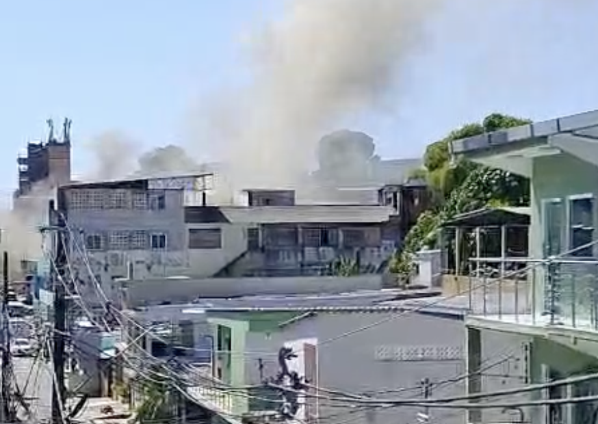 Incêndio atinge conjunto de casas no bairro Santo Antônio, em Manaus; veja vídeo
