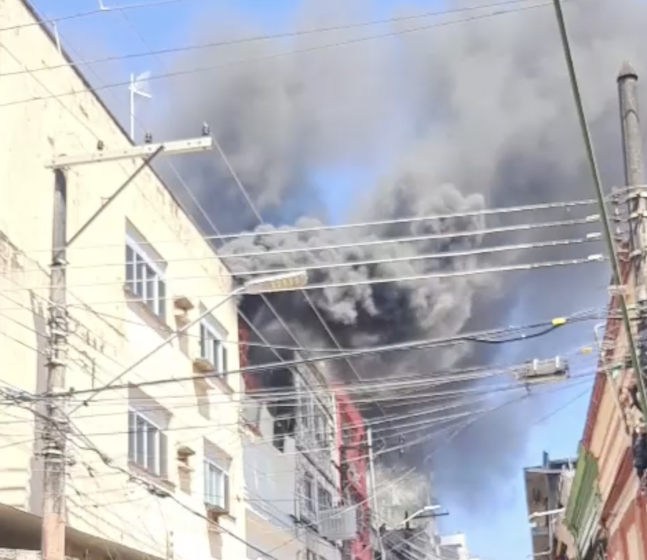 Urgente: incêndio atinge prédio na Rua Henrique Martins, no Centro de Manaus; veja vídeo