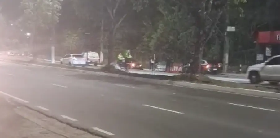 Suposto racha termina em ac1dente e veículo quase invade Lanche Filho da Fruta do Batata