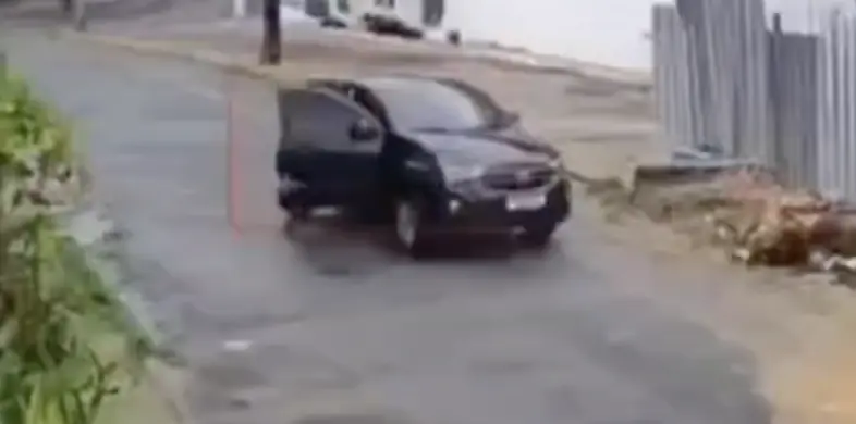 Vídeo choc4nte: mulher é jog4da de carro em movimento e fica gr4vemente fer1da em Manaus