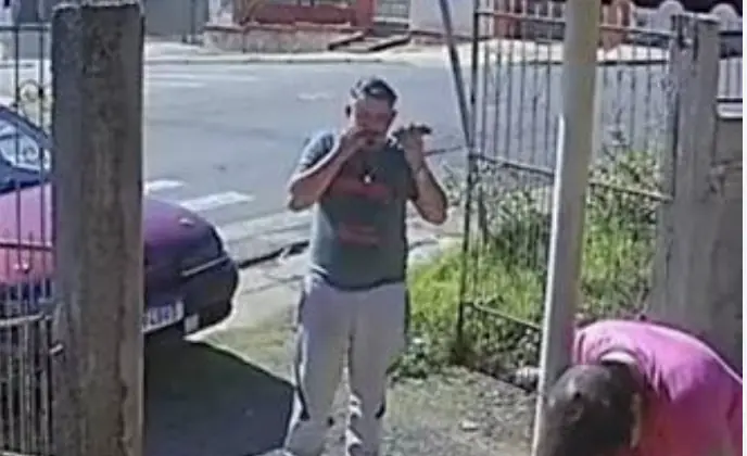 Veja momento que pai entra em desespero enquanto mulher dá à luz na calçada