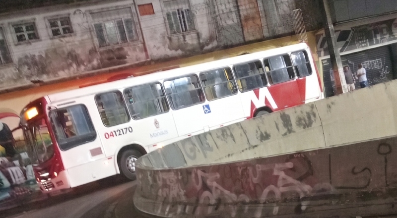 Homem que tinha o costume de colocar o braço para fora da janela do ônibus aprende a lição da pior forma em Manaus