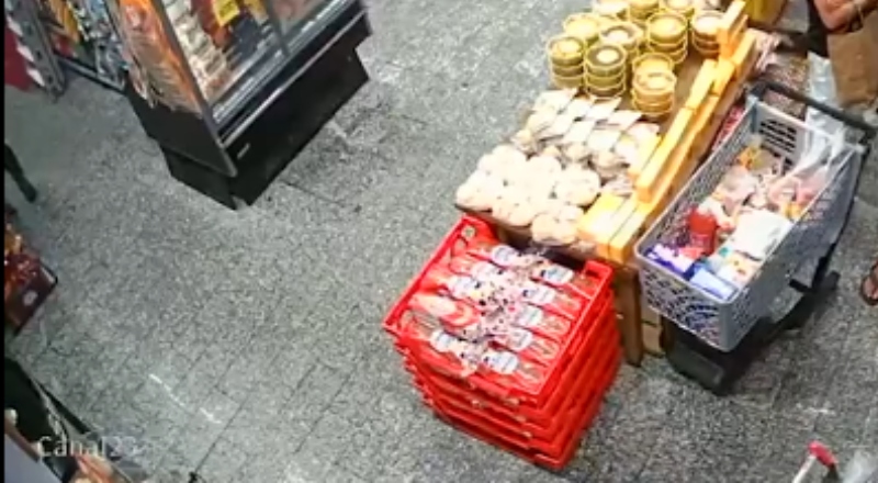 Mulher é morta pelo companheiro na fila do açougue; veja vídeo