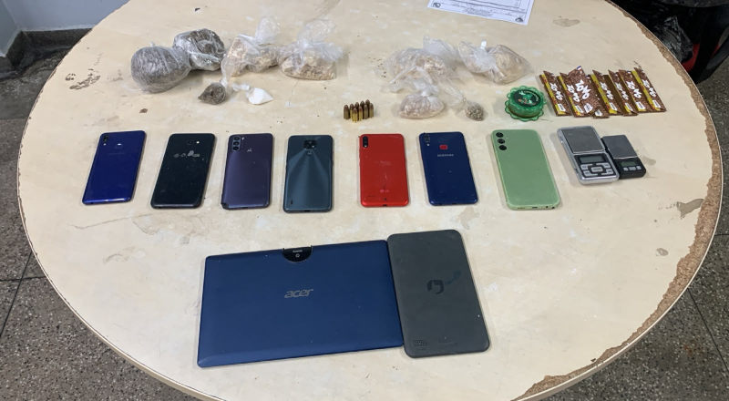 Rocam apreende drogas, munições e celulares em casa abandonada no São José; veja vídeo