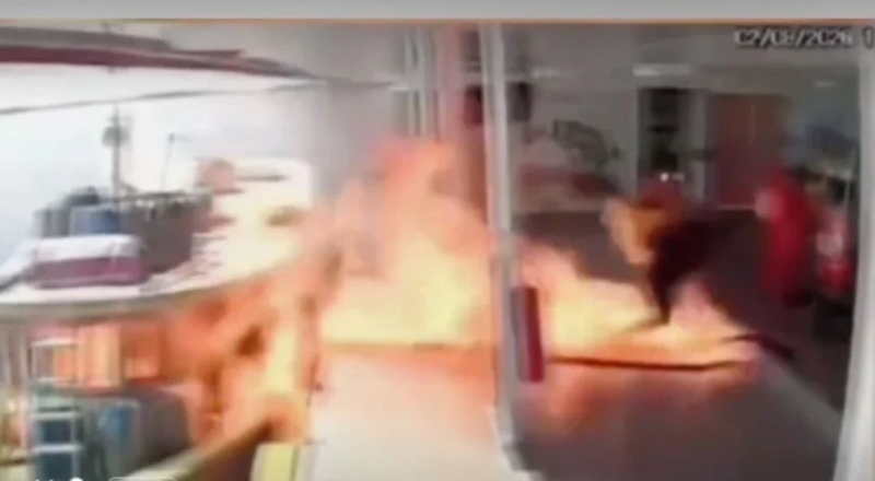 Barco pega fogo durante abastecimento e fica completamente destruído em Barcelos, veja vídeo