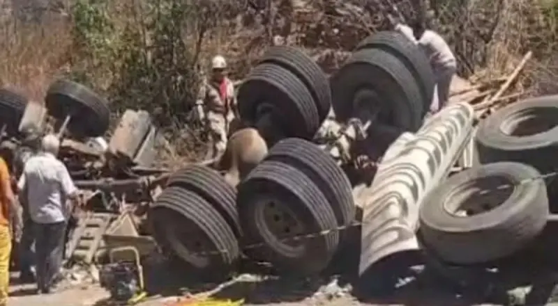 Tragédia na estrada: caminhão carregado de telhas tomba e deixa três mortos