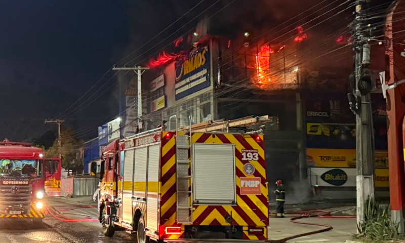 Urgente: incêndio de grandes proporções atinge loja de material de construção 4 Irmãos em Manaus; veja vídeo
