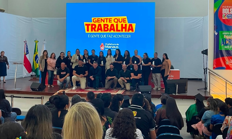 Alunos do Programa Bolsa Universidade recebem certificados em cerimônia na Prefeitura de Manaus