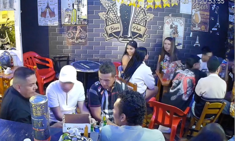 Noite de bebedeira entre amigos termina em tragédia após chegada de motoqueiro misterioso; veja vídeo