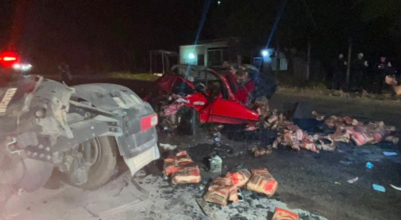 Criança está entre os três feridos em grave acidente entre caminhão e Strada na AM-010