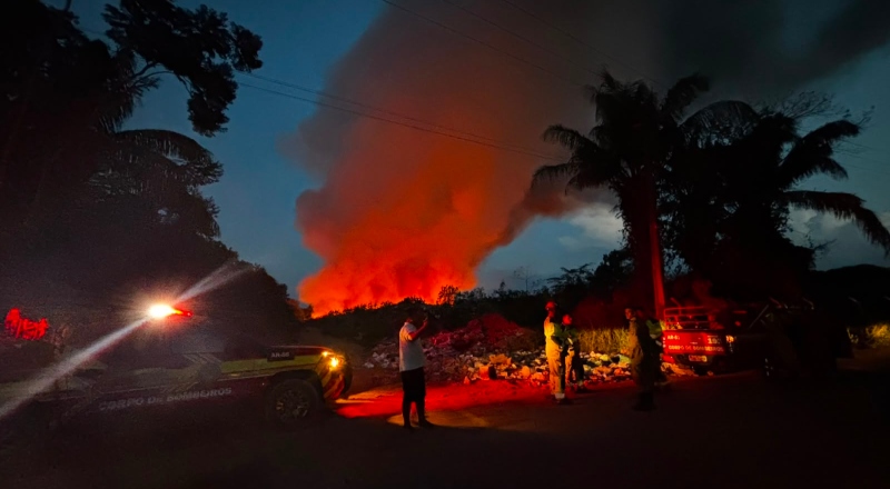Incêndio atinge lixão de Iranduba e população respira fumaça insalubre; veja vídeos