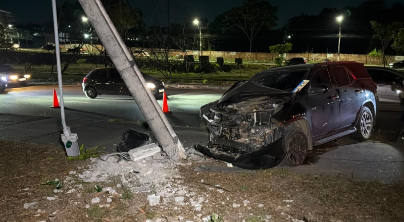 Acidente feio: dono de frigorífico destrói SW4 de luxo ao bater em poste na Avenida das Torres; veja vídeo
