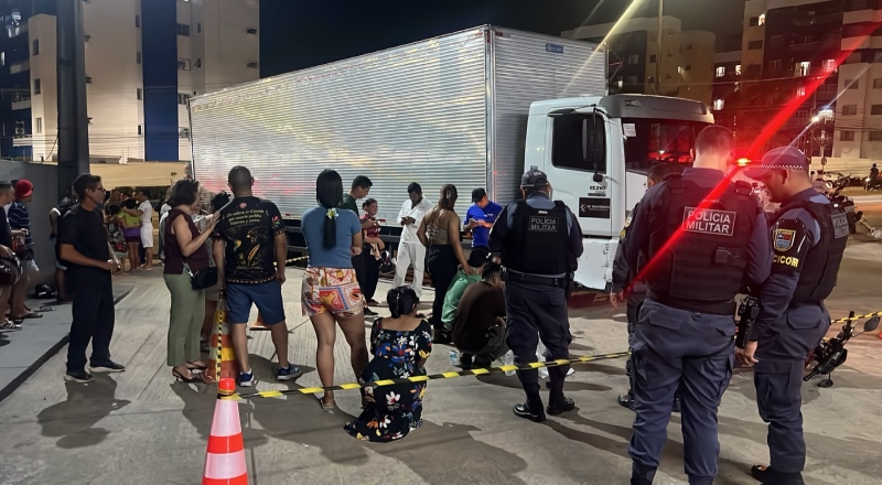 Pais entram em desespero após adolescente de 17 anos morrer atropelado por caminhão em Manaus; veja vídeo