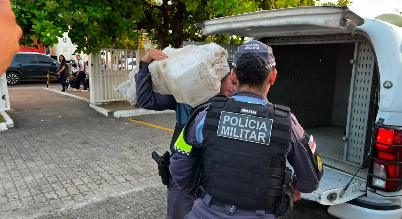 Polícia apreende grande quantidade de drogas escondidas em vala durante operação na zona Norte de Manaus