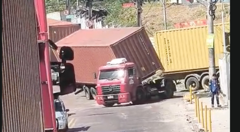 Carreta tomba na entrada do Porto Chibatão; veja vídeo
