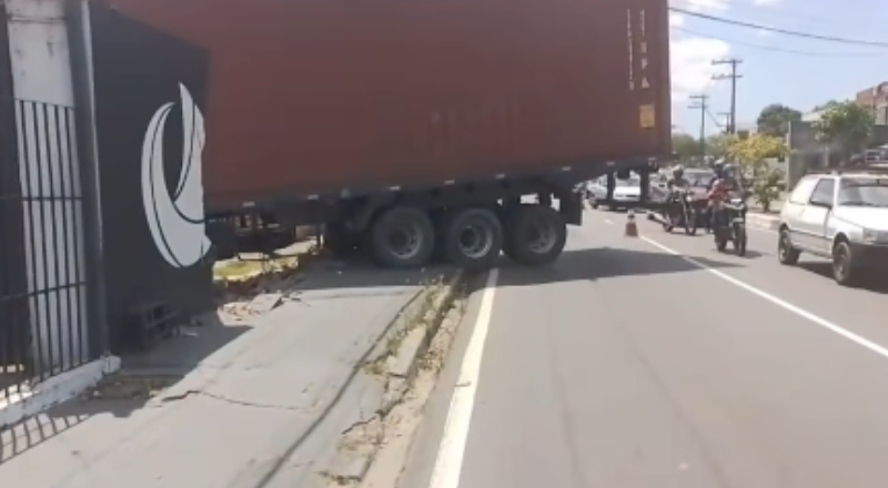 Carreta bate em muro de empresa e provoca lentidão na avenida Efigênio Salles; veja vídeo
