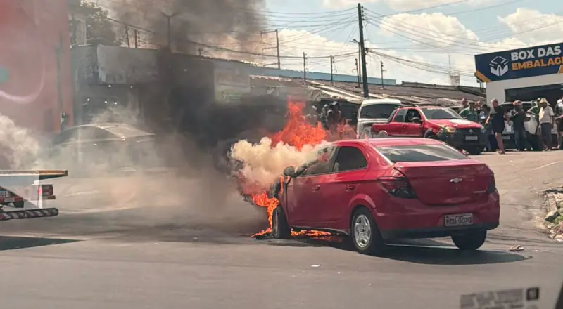 Carro pega fogo em plena via pública em Manaus