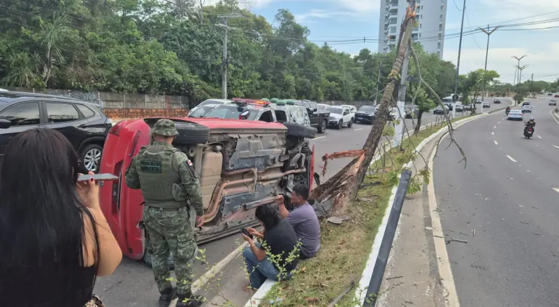 Urgente: Carro capota na Avenida do Turismo Urgente: Carro capota na Avenida do Turismo