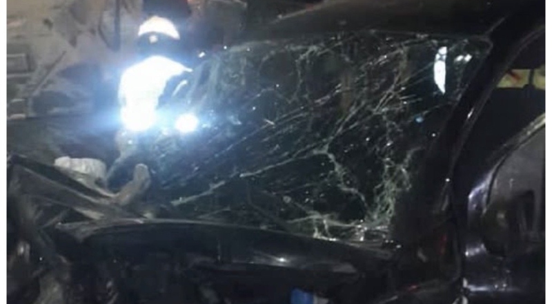 Durante a madrugada: Motorista perde controle de veículo e bate na traseira de caminhão no Distrito Industrial 2, 4 pessoas ficaram feridas