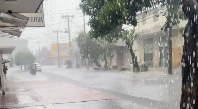 INMET: Manaus entra em alerta amarelo para chuvas intensas neste domingo (23)