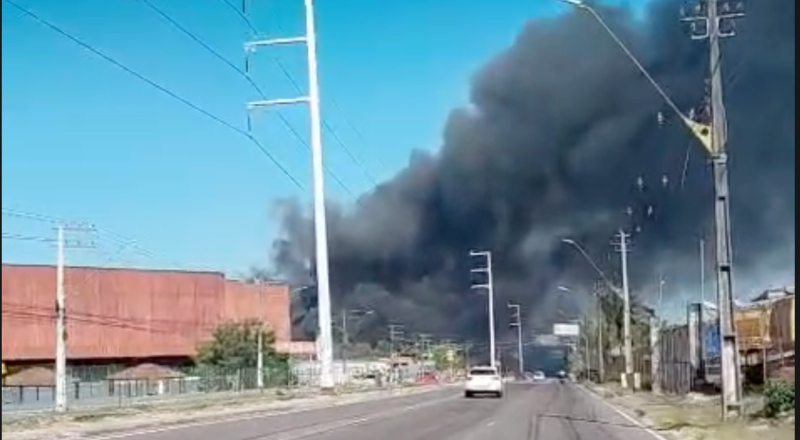 Urgente: incêndio atinge área próxima a supermercado no bairro Armando Mendes; veja vídeo