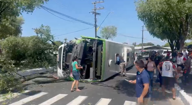 Urgente: ônibus tomba na Avenida São Jorge e deixa várias pessoas feridas; veja vídeo