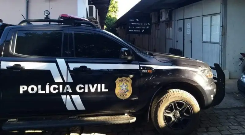 Homem gera pânico na esposa dentro de casa no Zumbi, mobiliza viaturas e sai algemado depois do que a polícia descobriu